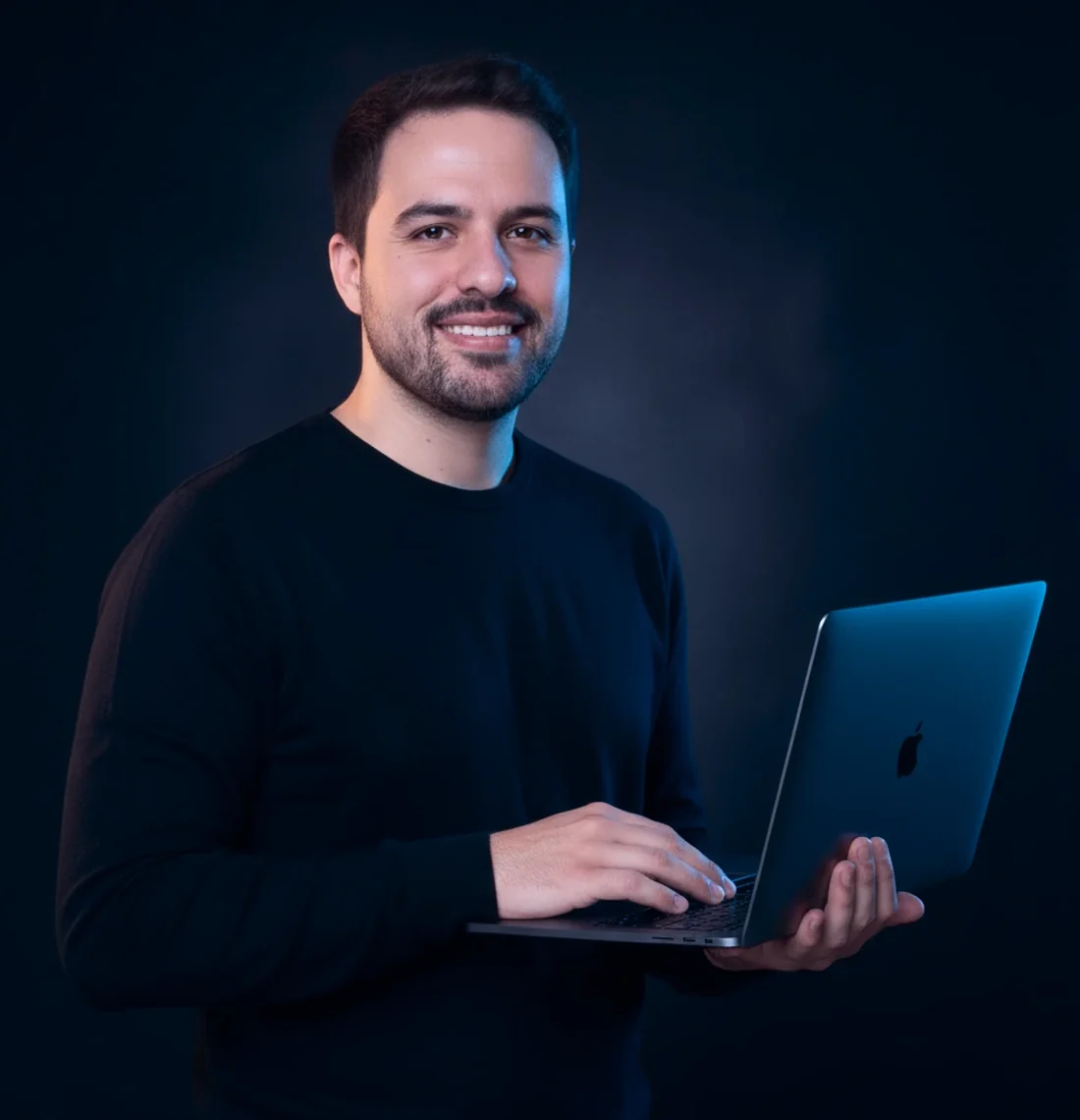 Mateus Souza, web designer em Guarapuava, segurando um notebook