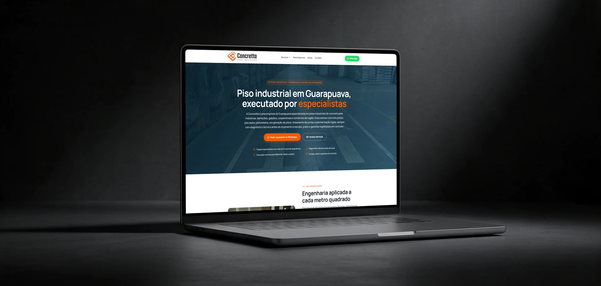 Site Concretta Pisos aberto em um notebook