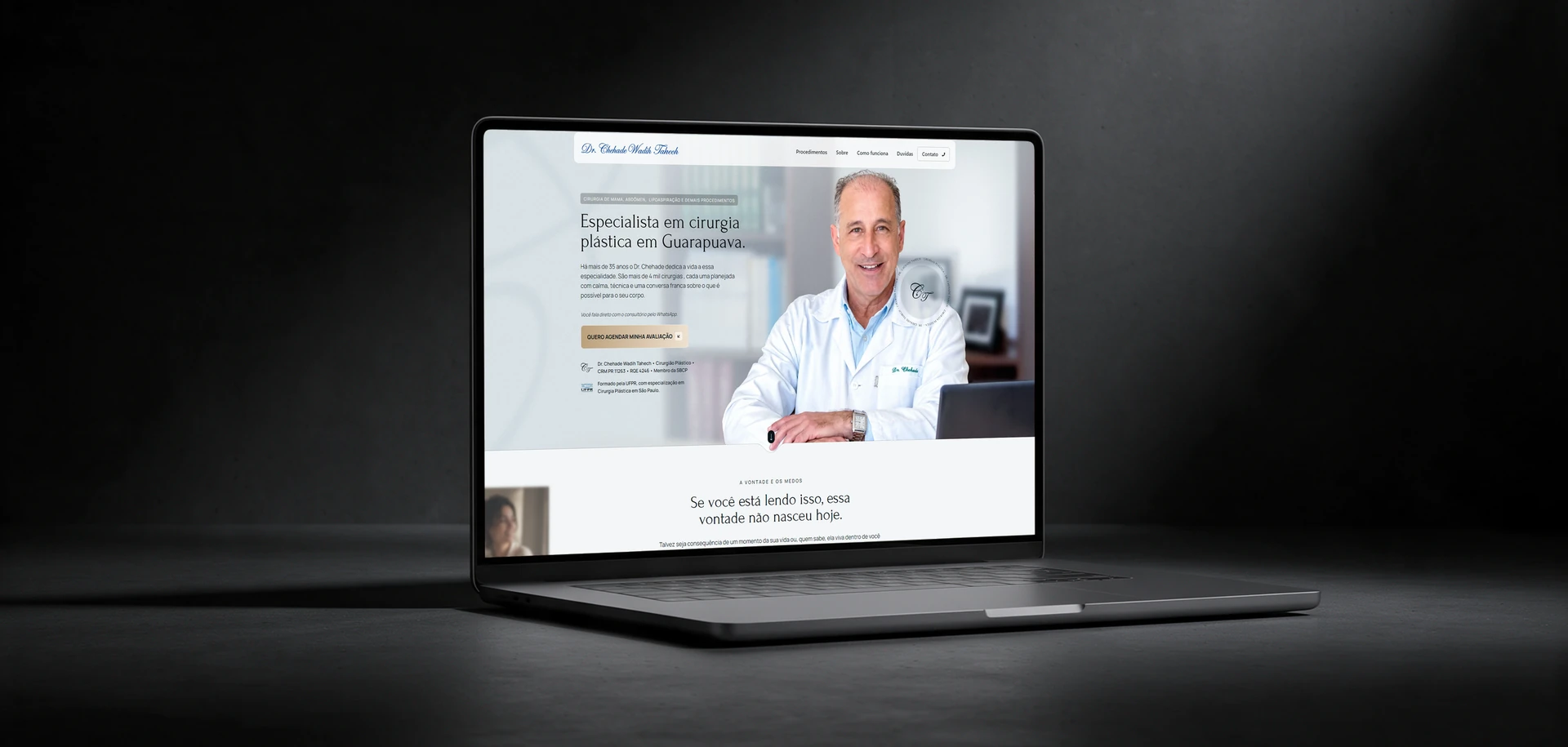 Site Dr. Chehade aberto em um notebook