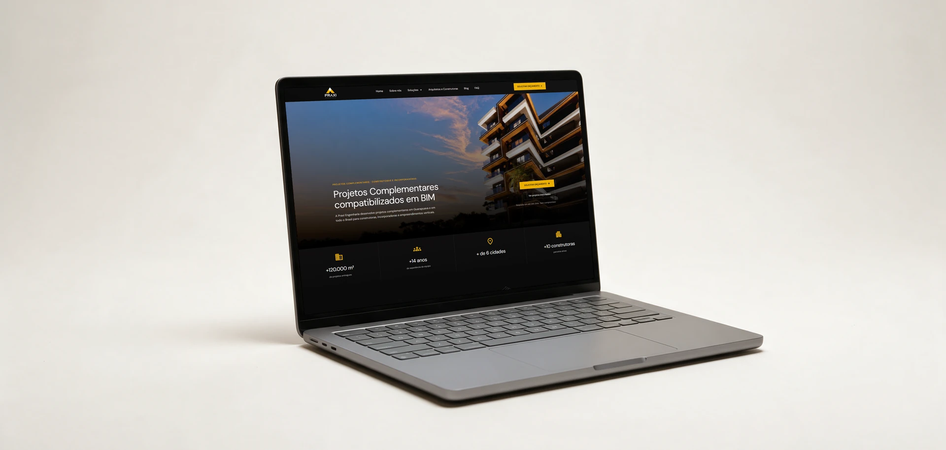 Site Praxi Engenharia aberto em um notebook