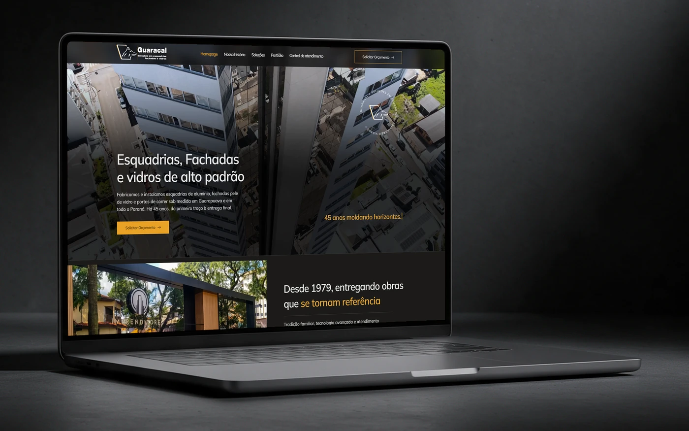 Site Guaracal em um notebook