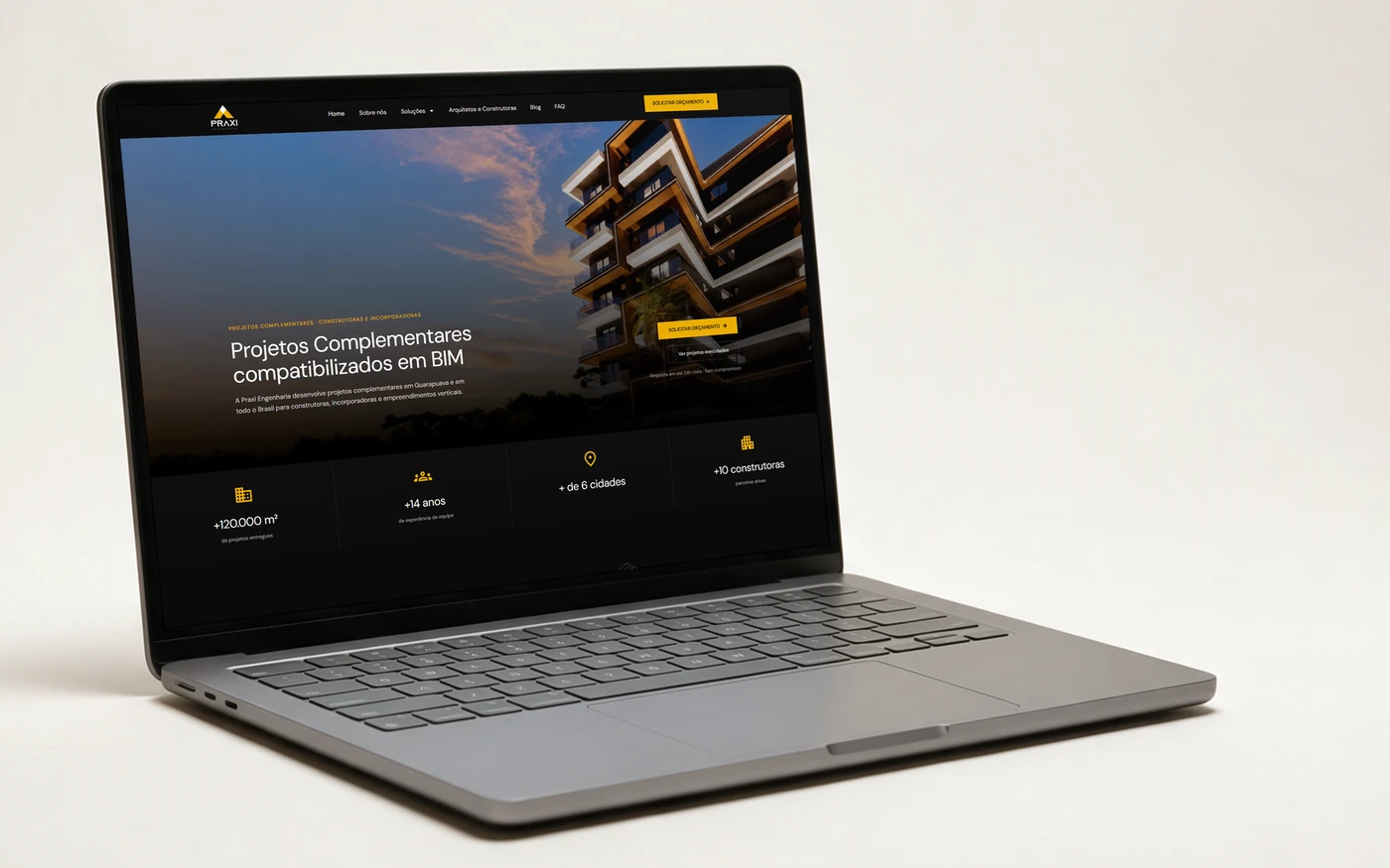 Site da Praxi Engenharia, projetos complementares em BIM, em um notebook