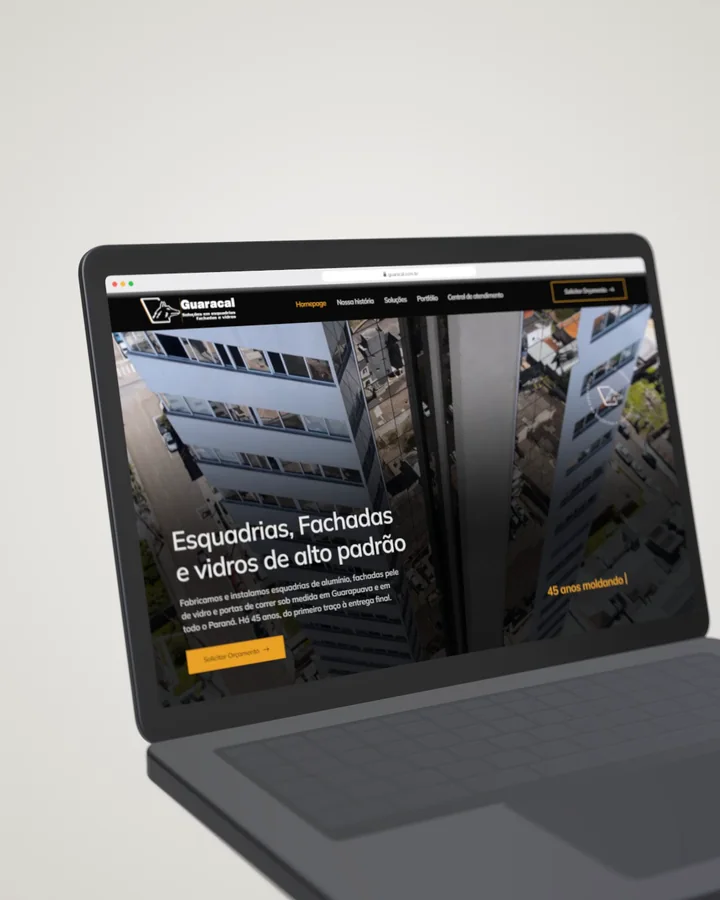 Site Guaracal aberto em um notebook