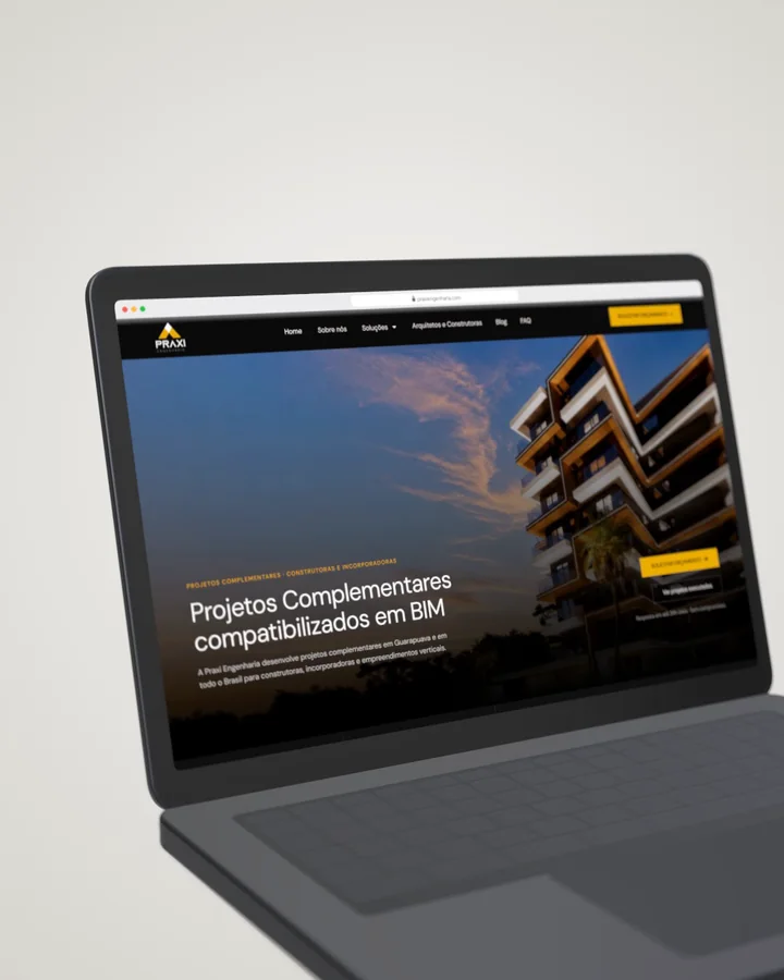 Site Praxi Engenharia aberto em um notebook